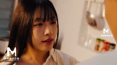 麻豆传媒-和我继母与继妹一起吃的新年团圆饭